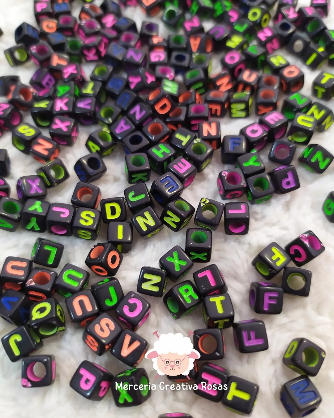 Abc cuadradas negras y letras fluor