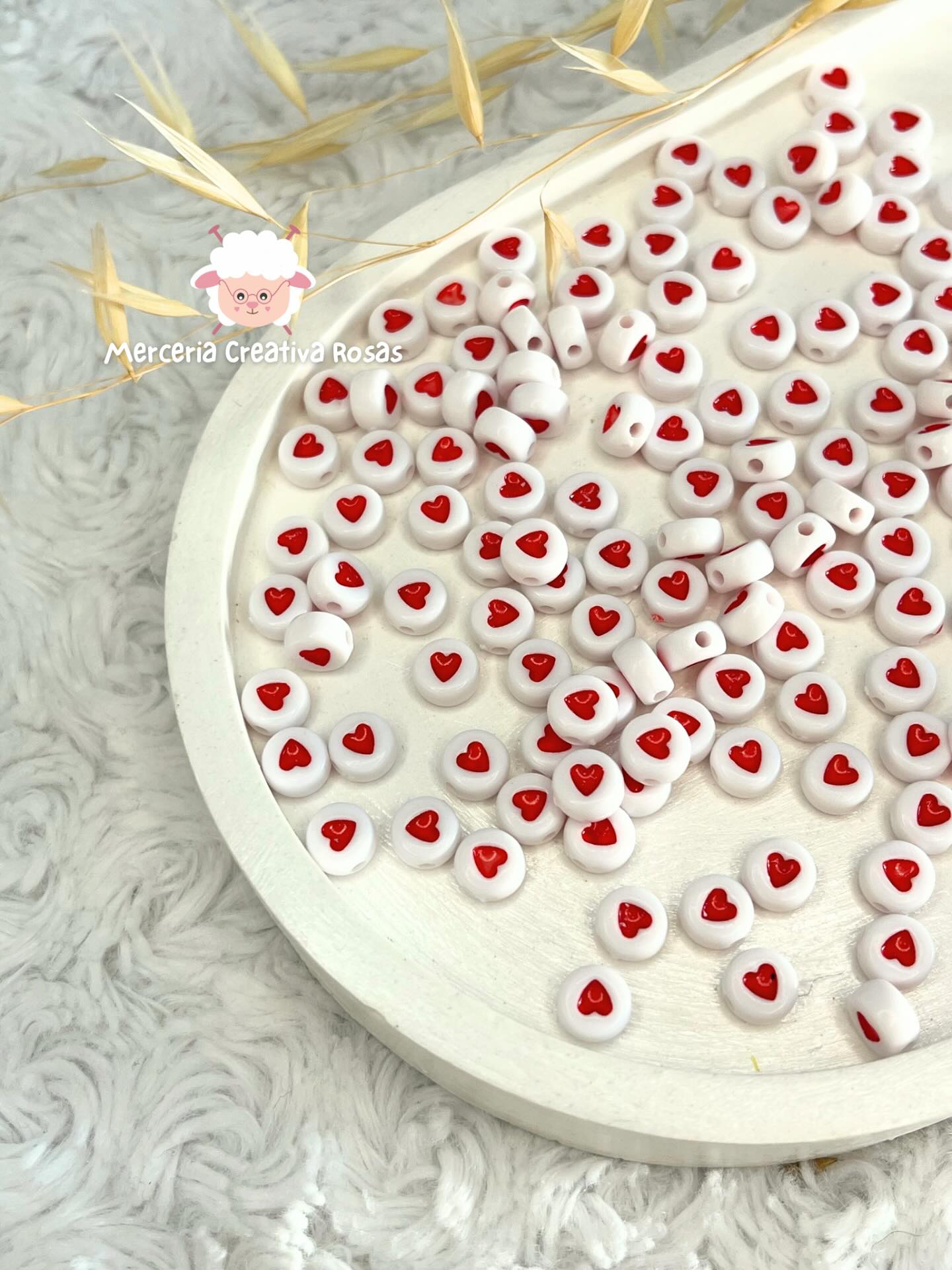 Cuenta blanca corazon rojo