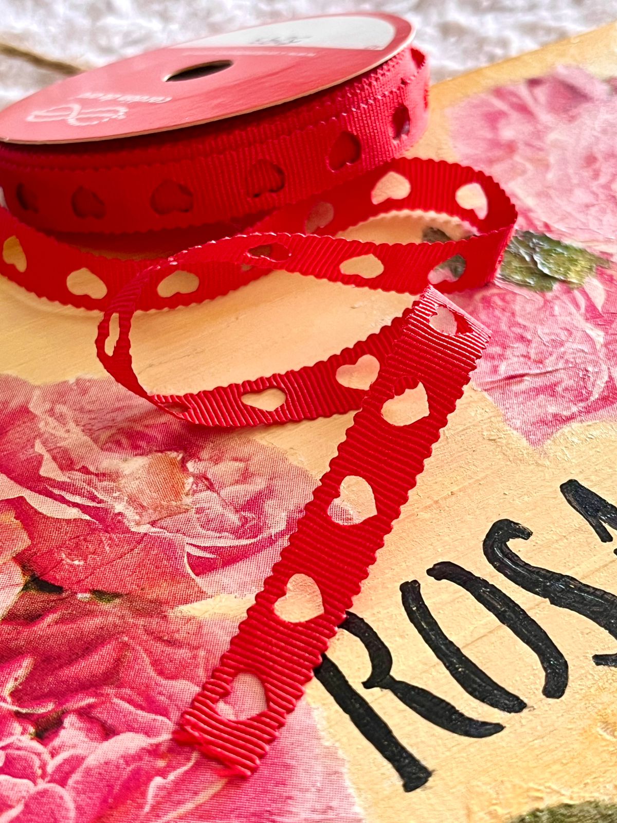 CINTA TROQUELADA CORAZONES CORDON DE ORO 10MM ROJA